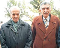 LDERLER POZ VEREMED Ayaz Airetinin 52 yandaki lideri Eref Ayaz (solda) ve Boran Airetinin lideri Hsamettin Boran poz verirken rahatsz oldular. Alk deiliz dediler, objektife bile bakmadlar.