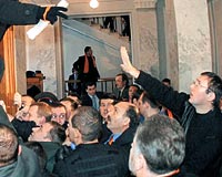 Yuenko taraftarlar parlamento binasn kuatt.