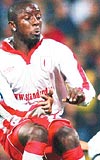 Bangoura, Standard Liegedeki 2 sezonunda 9 gol kaydetti. Bangoura, Standard Liegedeki 2 sezonunda 9 gol kaydetti. 