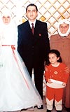 LDRP EVDE SAKLADI!...   lk ei intihar edince Nevinle evlenen Kemal Aysel, dnde bu fotoraf ektirmiti. Ancak ei, kz Gamze ve annesi aziyeyi ldrp evlerinde saklad. 