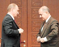 7 ANLAMA MZALANDI: Cumhurbakan Sezer ile Rusya Devlet Bakan Viladimir Putin arasndaki grmede 7 anlama imzaland ve terrizmle ortak mcadele karar alnd. 