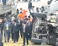 Kazadan 1 saat sonra olay yerine gelen Emniyet Mdr Celalettin Cerrah ve ili Belediye Bakan Mustafa Sargl incelemelerde bulundu.