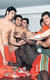 Turuncu-yeilli oyuncular Panathinaikos galibiyetini soyunma odasnda cokuyla kutladlar.