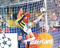 SZ VERMT SZ VERMT Halil Mutlu, Tuncayn kendisine Manchestera gol ataca szn verdiini ve bunu da 3 golle yerine getirdiini syledi. ampiyon halterci, F.Bahenin UEFA Kupasn kazanacan da szlerine ekledi. 