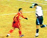 Bu pozisyonda top Fatih Sonkayann eline arpnca, hakem penalt noktasn gsterdi.