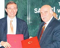 TRKYE ALBM VERD: Sanayi ve Ticaret Bakan Ali Cokun (sada), talya Devlet Bakan Adolfo Ursoya bir Trkiye albm hediye etti.
