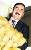PATATESLE POZ VERD AKPli Erdoan zegenin Nideden zel olarak getirttii patateslerle byle poz verdi.