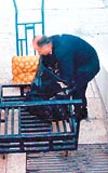 NDE PATATESN YETEN ALDI AKPli Erdoan zegenin getirttii patateslerin adresi kuru temizlemecinin yanndaki depo olarak tarif edildi. Milletvekilleri de adamlaryla patatesleri hemen aldrd.