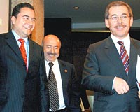 Hkmetin ekonomi kurmaylar Devlet Bakan Ali Babacan (solda), Maliye Bakan Kemal Unaktan ve Devlet Bakan ener yeni yol haritasn iziyor.