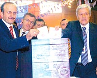 OSMAN ABANOZ 529  ATAY AKTU 1340 BRLK Trabzonspor Kulb bakan adaylar Osman Abanoz ve Atay Aktu, oylarn beraber kullanrken camiaya birlik mesajn aktarmay ihmal etmediler. ki bakan aday da oylarn saylmasn byk bir heyecanla beklediler. ki tarafn ekipleri de oy saym ilemlerinde aktif olarak grev yaptlar.  
