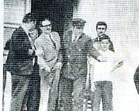12 Mart 1971 darbesi solcuları işkenceden geçirirken, sağcıları da tokatladı: Avukat Bekir Berk (gözlüklü), Balıkesirde Nur ayinine katıldığı gerekçesiyle tutuklandı.