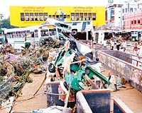 SR LANKA Depremin en ok etkiledii yer, daha imdiden 12 binin zerinde l var. Yama olaylarnn nne gemek iin hkmet 25 bin askeri deprem blgesine sevk etti.