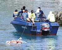 KANCAYLA CESET TOPLUYORLAR:Kurtarma ekipleri, denizin stn kaplayan cesetleri kancalarla ekiyor.