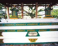 MEZARLIK VE BAYRAK: Acehteki Trk izlerinin en byk kant mezarlar. stnde Arapa yazlar bulunan lahit ve mezar talar ok ey anlatyor.