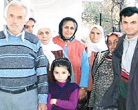 Bir markette alan Soner Byksolakn annesi Ferize (67) ile babas Abdurrahman Byksolak (68) ve kardeleri byk sevin iinde.
