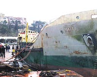 85 TON YAKITLA KAYALIKLARA ARPMITI: Bir hafta sren operasyonla kurtarlan Yakt 1 isimli tankerde 85 ton yakt bulunuyordu. Gemi Kurtarma letmeleri Genel Mdr M. Habip Soluk, Boazdaki batklar karmaya talip olduklarn syledi.