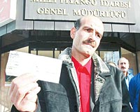BORLARINI DEYECEK...  Ahmet Bayram dn ailesiyle birlikte Ankaraya giderek eyrek biletine isabet eden ikramiyeyi ald. Bayram nce borlarn deyeceini syledi. 