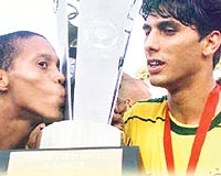 2000 Olimpiyat elemelerinde birinci olan Brezilyada Athirson (sada), Ronaldinho (solda) ve Alex gibi yldzlarla oynamt.
