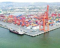  ZMR...  Trkiyenin en batsndaki limanmz 2004n 11 aynda 11.5 milyon ton yk kapasitesi ile alt. Limann geliri 78.9 milyon dolar olarak gerekleti.