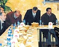 Yemekte  Muhsin Szer, Seyfettin Akta, cami imam ve Kathane Belediye Bakan yan yana oturdu.