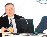 Renault Mais Genel Mdr brahim Aybar (solda) ve Oyak Renault Genel Mdr Alain Gabillet, 2004 yl performanslarn deerlendirdi.