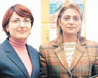 HER DERD DNLYORLAR: Diyarbakr Vali Yardmcs Canan Haner Batrk (solda) ile Emniyet Mdr Vekili ilknur ahinin kaps derdi olan her vatandaa ak. Onlar Grevimiz sorun zmek diyorlar.