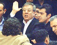 ESK VEKLE YUMRUK....   Aziz Yldrm olaylar yattrmaya alrken, MHP stanbul eski milletvekili Mehmet Gl de kan arbedede yumruk yedi.