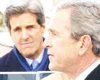 AH ORADA BEN OLSAYDIM... Bushu dierlerinden ok daha dikkatli izleyen bir ift gz vard trende. Seimdeki rakibi Demokrat John Kerry... Senatr sfatyla katlan Kerry, sandktan zaferle kabilseydi Bushun yerinde o duruyor olacakt.