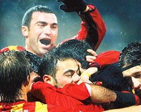 BURUK SFTAH: Galatasaray, 2005 ylndaki ilk resmi man kazand ama Ovidiu Petreye ynelik protestolar futbolcular da ok zd.