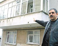 Kahvehane ileten Ahmet Baykarann nc kattaki evi tam 7 kez soyulmu.  kez hrszla bouurken el ve ayaklarndan yaralanm.