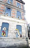 DUVARLAR KTAP GB: Angouleme ehir konseyi duvarlara, popler izgi roman kahramanlarnn yklerinin izilmesini uygun grd. Bu yzden bir evin duvar, Trkiyede Red Kid olarak tannan Lucky Lukea ayrld.