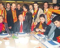 23 Eurocard talihlisi Ergun Grsoy ve futbolcular ile tanp yemek yedi.