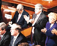 Meslektalar Bushu ayakta alklarken, seimdeki rakibi Senatr John Kerry, notlarn okumay srdrd.