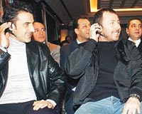 KULAKLIK TANITTILAR: Ahmet Dursun, Tayfur ve Sergen, Jabra firmasnn bluetooth kulaklarn tantt. Firma yetkilileri  oyuncuya antrenmanlarda kullanmalar iin kulaklk hediye etti.