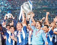 FNAL MAINI 51 BN K ZLED: 2003-2004 sezonunda ampiyonlar Lig ampiyonluunu finalde Fransann Monaco takmn 3-0 yenen Portekiz ampiyonu Porto takm kazanmt.