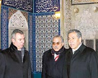 EHTLK CAMSݒN GEZD: Arn, Haydar Aliyevin mezarndan sonra Trk ehitlii yannda bulunan ehitlik Camisini de ziyaret etti.