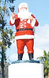 BYLE OLDU: Turistlerin ve vatandan ikyeti zerine Noel Baba imajna daha uygun yeni heykel dikildi.