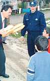 Tuzlada frn denetimleri yapan belediye bakan Demirci, eksik gramajl ekmekleri fakirlere verdi.