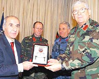 1. Ordu Komutan Orgeneral Hurit Tolon, temaslarnn ilk gnnde NATOnun Afganistandaki sivil temsilcisi Hikmet etinle grp, bir plaket verdi.