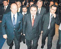 BABACAN VE KO TOFAI GEZD...  Ko Grubunun Anadolu Bulumalar toplantsna Devlet Bakan Ali Babacan da katld. Mustafa Ko ve Babacan daha sonra Tofa fabrikasn gezdi.