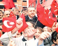 Turgut zal Kolejiniziyaret etti: Babakan Erdoan, Tirandaki Turgut zal Kolejini ziyaret etti. Burada, ellerinde Trkiye ve Arnavutluk bayraklar tayan renciler, Erdoana Trke ho geldiniz diyerek, sevgi gsterisinde bulundu.