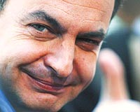 Halknn evet demesi iin Schrderle birlikte mitingler dzenleyip konuma yapan Zapatero, anayasann kabul edileceinden emin olduunu sylyor. Sosyalist lider Zapatero, 11 Mart saldrlar sonras byk bir halk destei alarak iktidara gelmiti...