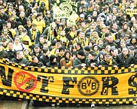 SATILIK DEL: Dortmund bu yl hem futbol olarak hem ekonomik olarak byk problem yayor. Ancak taraftarlar bir sre nce satlk deil pankartyla yrd. Ve takmn bir milyarderin eline gememesi iin eylem yapt...