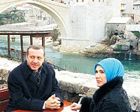 MOSTARDA HATIRA FOTORAFI: Babakan Erdoan, ei Emine Erdoan ile Trkiyenin katklaryla ina edilen Mostar Kprsn gezdi. Kpry gren bir meknda fotoraf ektiren Erdoan daha sonra Mostar sokaklarn eiyle birlikte el ele gezdi.
