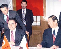 Devlet Bakan Ali Babacan ve Japonyann Ankara Bykelisi Tomoyuki Abe (sada) anlamay imzalad.