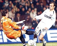 LK ATTI: Bouazizinin hediyesinde Veysel, kaleci Hasagii almlad ve bu sezonki ikinci goln bo kaleye att.