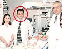 KURDUU BLMDE ALIIYOR : Hrszlarn, kznn gz nnde dvd Do. Dr. Ahmet elebi, halen kurucusu olduu Siyami Ersek Hastanesi ocuk Kardiyolojisi blmnde grev yapyor.