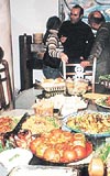 YNETMEN ELNDEN: Tannm ynetmen Cafer Panahi, Tahrandaki evinde verdii yemekte sofray bizzat kuruyor.