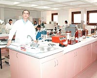 Do. Dr. Fatih zg, laboratuvar ortamnda Eritropoietin maddesini retmeyi baard.