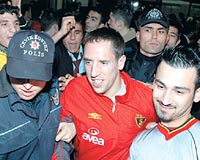 RBERY RZGARI Galatasaray, dn zel uakla Samsuna gitti. Sar- krmzl kafileyi Samsun-aramba Havaalannda bir grup sar-krmzl taraftar karlad. Ribery taraftarlarn gzdesi olan isimdi.